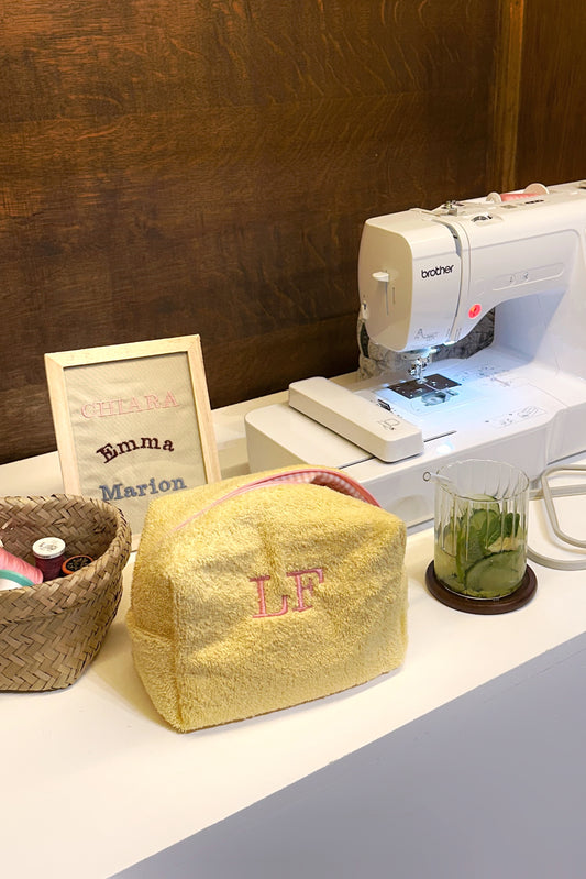 Trousse à broder jaune